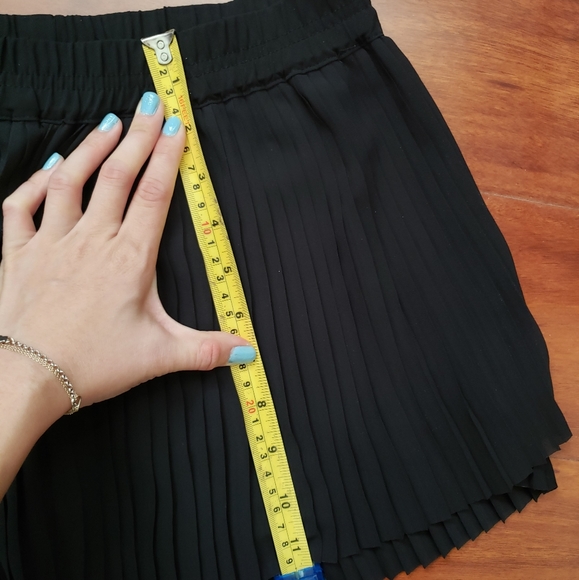 EUC BLack Flowy Pleated Shorts XSMALL - Picture 5 of 7